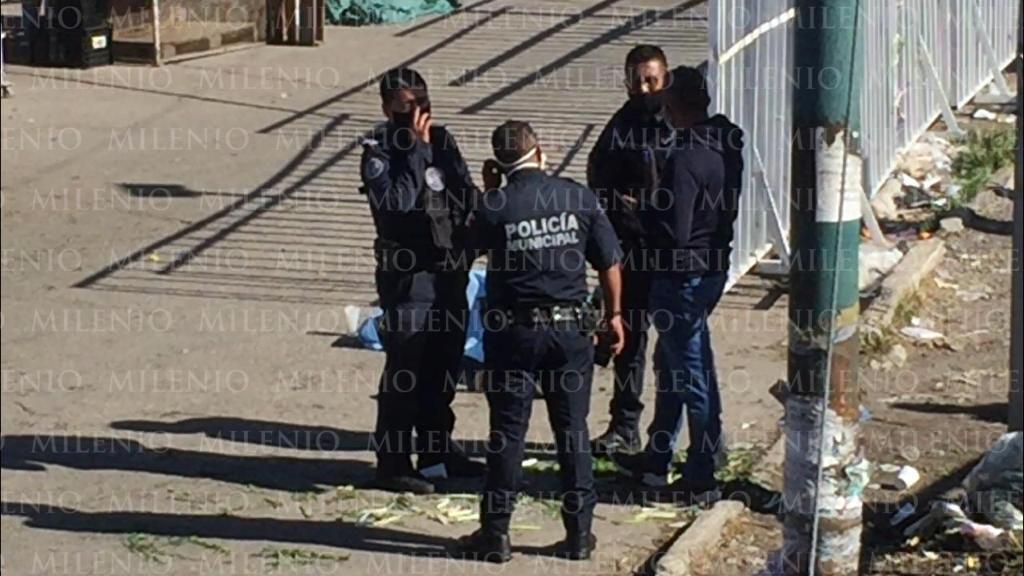 Elementos de la Policía Municipal acordonaron el puente peatonal que está sobre la Vía Corta a Santa Ana. (Andrés Sánchez)