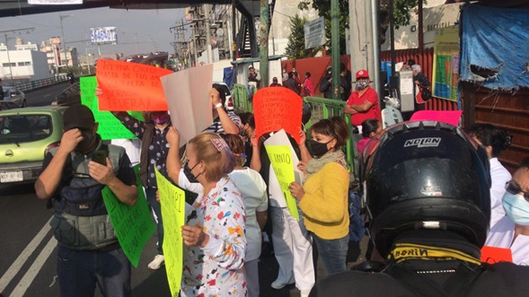 Las enfermeras se mantuvieron por algunos minutos en la calzada Ermita Iztapalapa, lo que afectó la circulación. (César Velázquez)