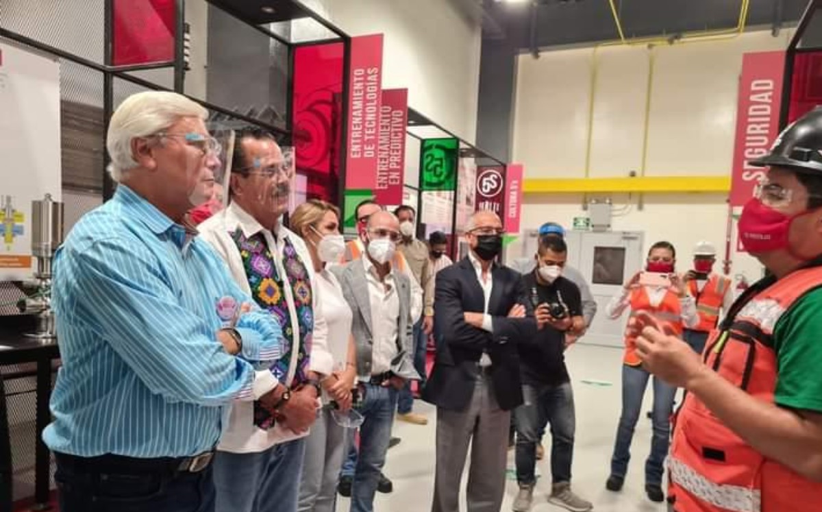 Funcionarios visitan planta cervecera de Heineken, en Tecate. Foto: (Especial)