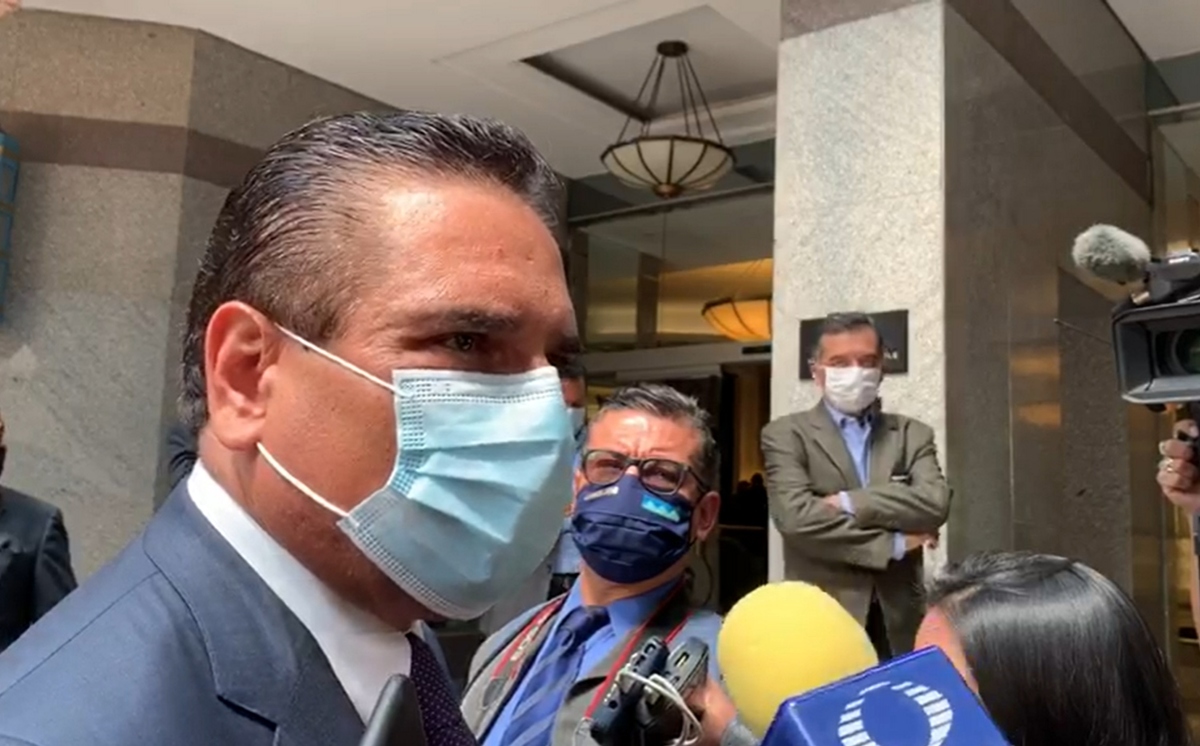 El gobernador Silvano Aureoles a su llegada a la reunión. (Silvia Arellano)
