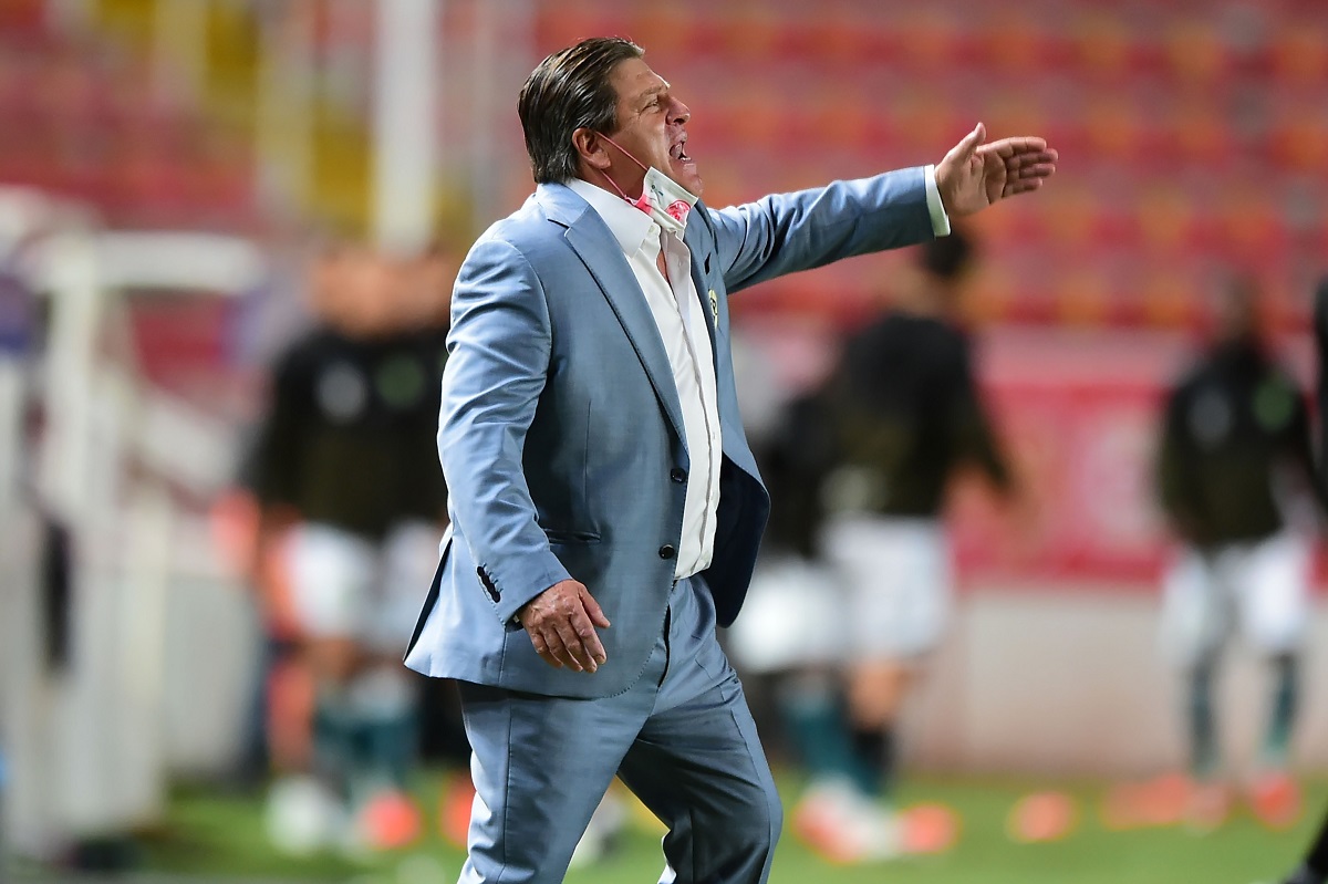 Miguel Herrera da indicaciones en el juego contra León (Mexsport)