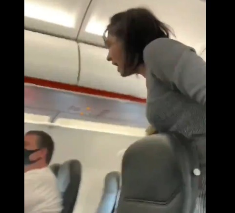 La mujer protagonizó los incidentes con personal y pasajeros. | Captrua de video