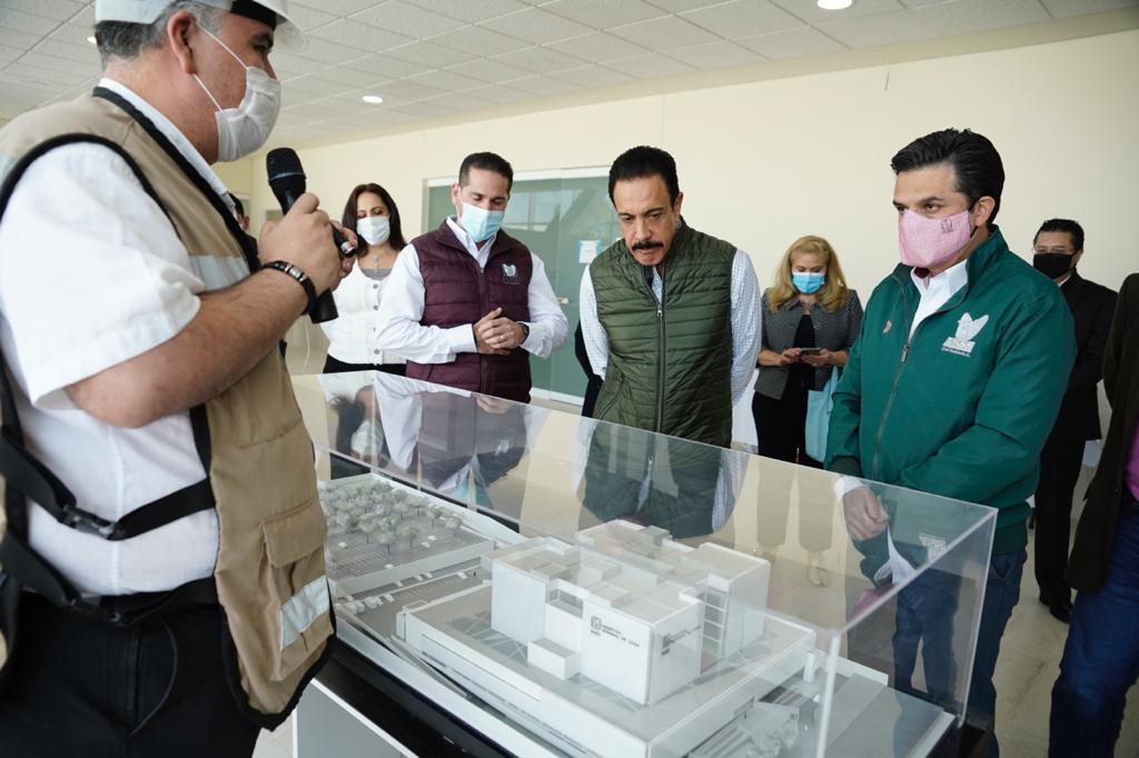 Omar Fayad y Zoé Robledo, supervisaron el avance de obra del nuevo hospital. (Cortesía)