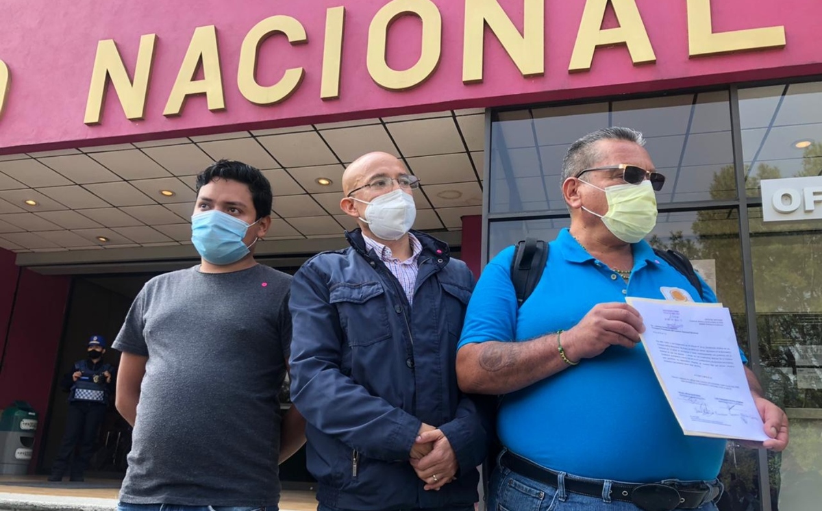 Los padres se presentaron en las instalaciones del INE para solicitar una cita. (Jannet López Ponce)