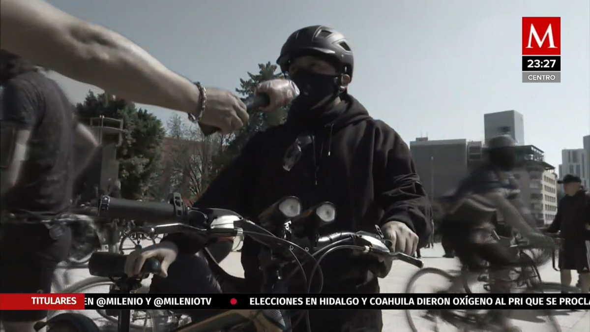 Con performance en Monumento a la Revolución, honran a ciclistas que han muerto