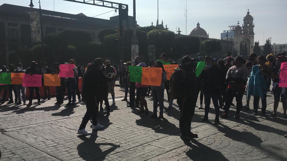 Protestaron frente al Palacio de Gobierno estatal. (Abadiel Martínez)