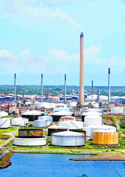 Refinería en Isla Curazao, dirigida por Conoco. Shutterstock