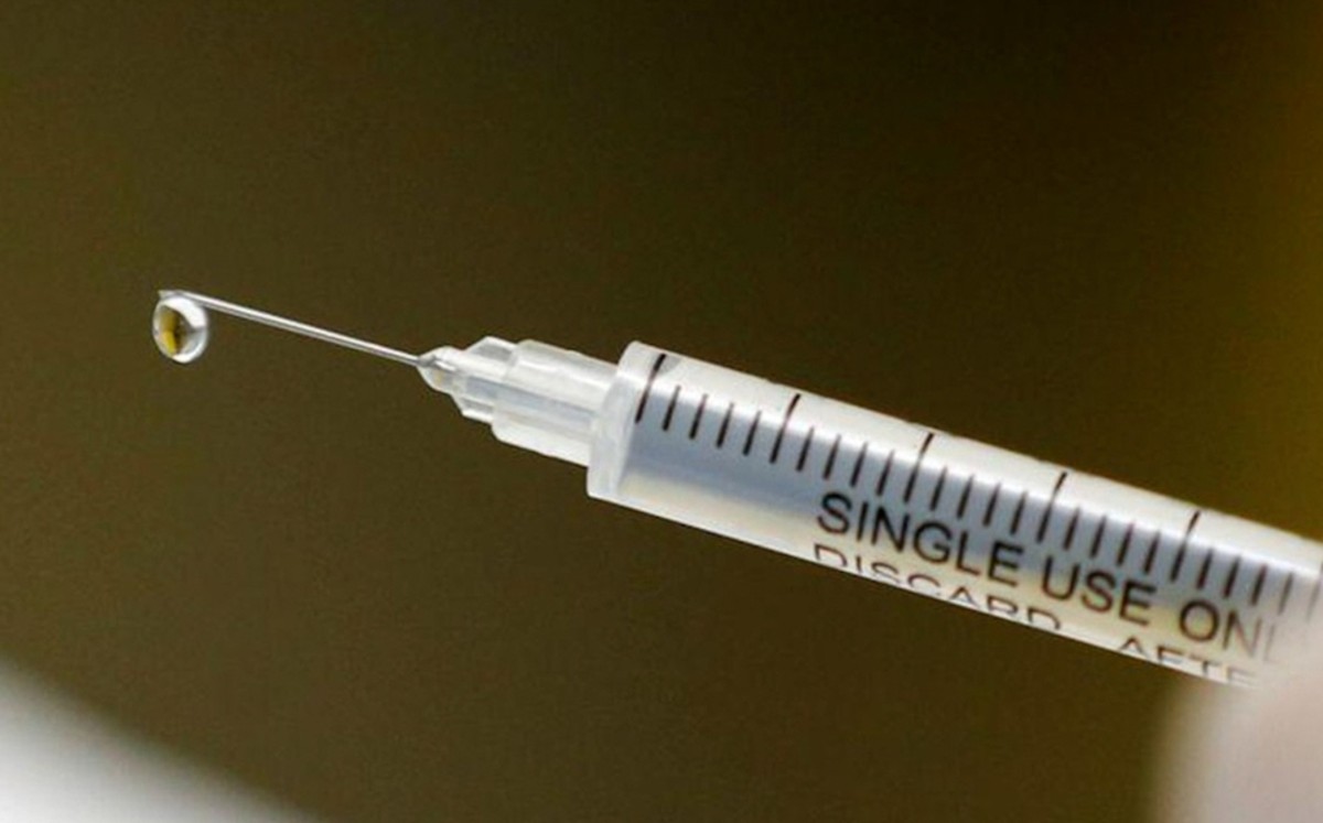 Reino Unido planea infectar de coronavirus a voluntarios para probar vacunas