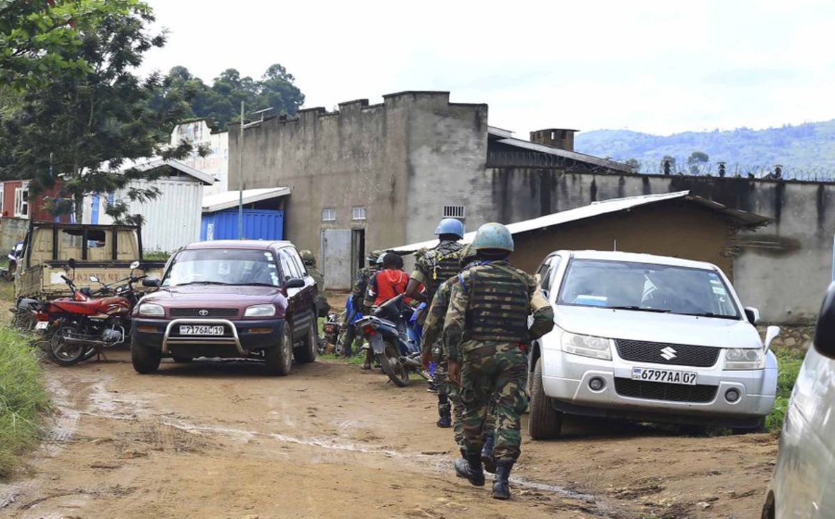 Soldados de la ONU vigilan la entrada de la prisión Kangbay, en Beni, Congo,