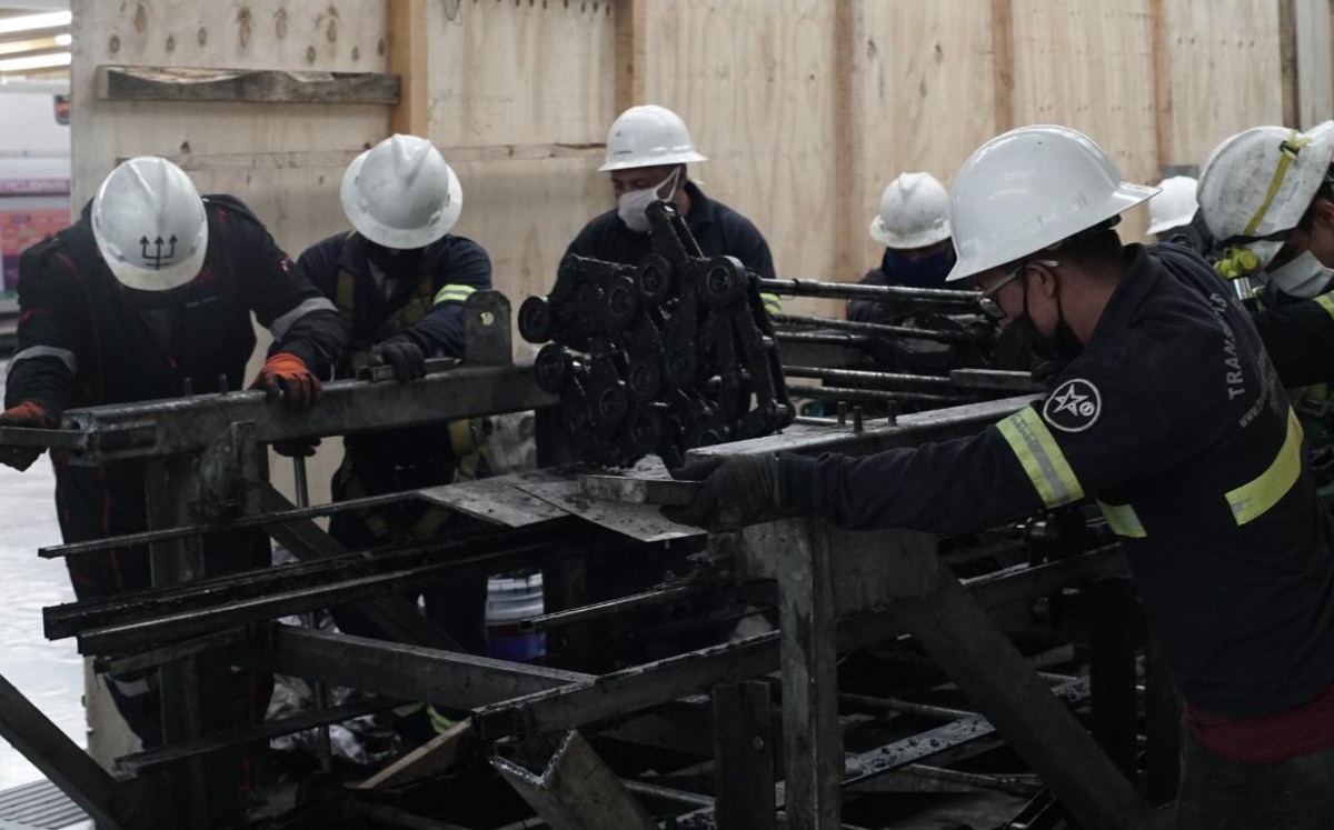 Técnicos del SCT realizaron las obras de sustitución de las escaleras eléctricas en la estación de la Línea 9. (Twitter @MetroCDMX)