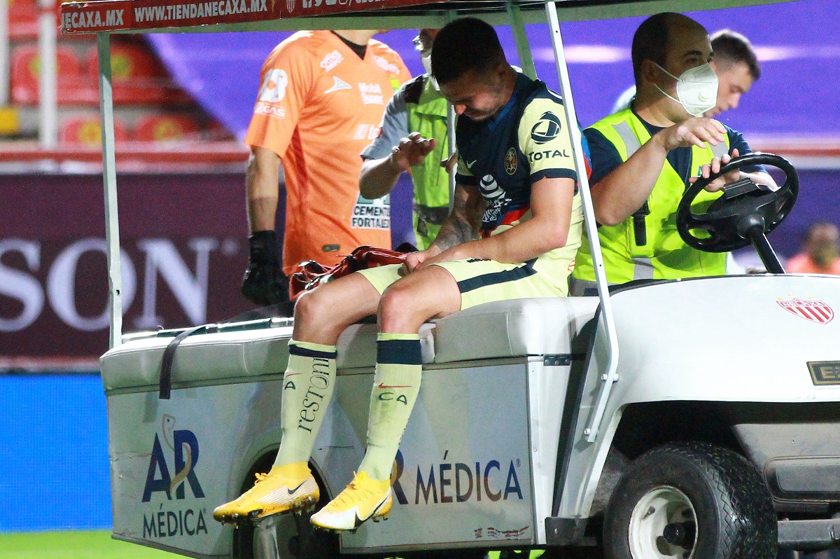 Nicolás Benedetti sale del terreno de juego el pasado lunes (Imago7)