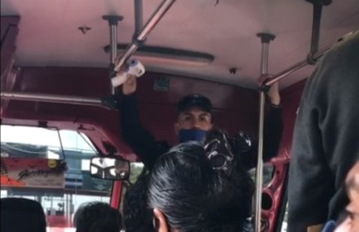 Los oficiales recuerdan las medidas para entrar a la Central de Abasto. | Abraham Reza