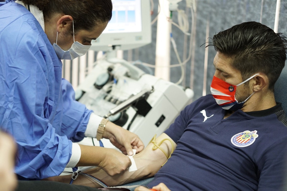 Oribe Peralta acudió a donar plasma al IMSS (Twitter @Chivas)