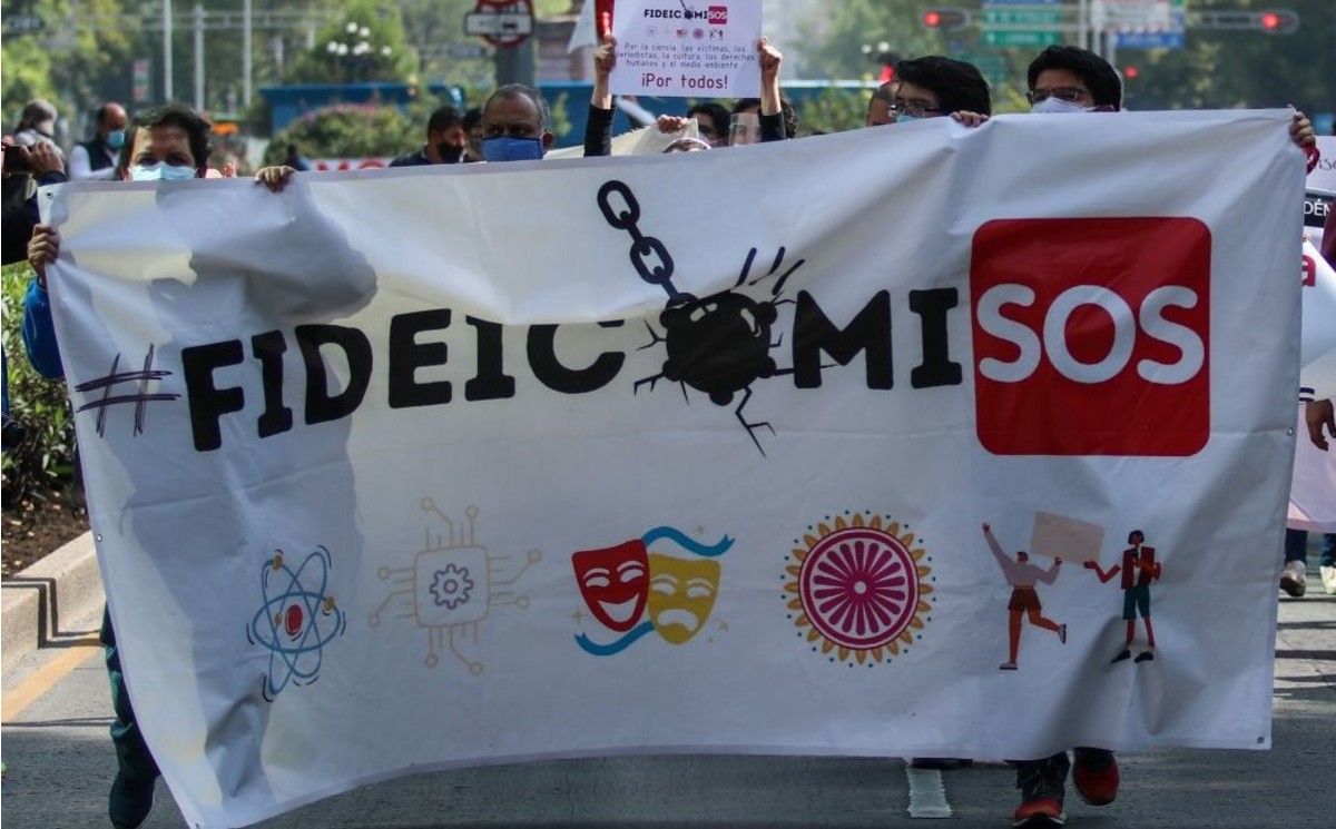 En medio de protestas, el pleno del Senado aprobó en lo general la desaparición de fideicomisos. (Cuartoscuro)