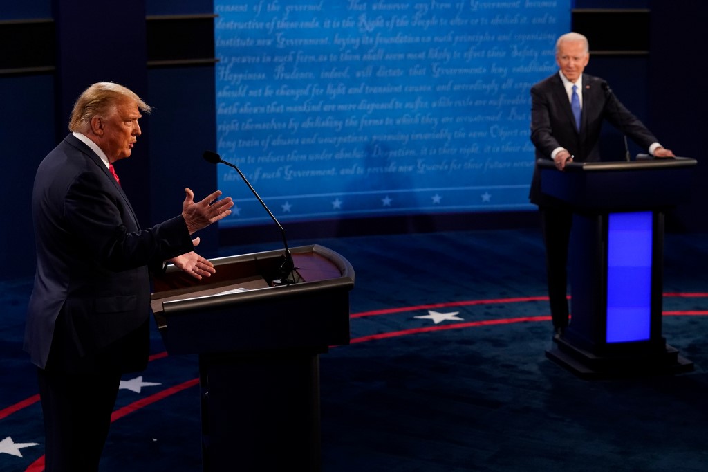 Donald Trump y Joe Biden durante el segundo debate presidencial | AFP