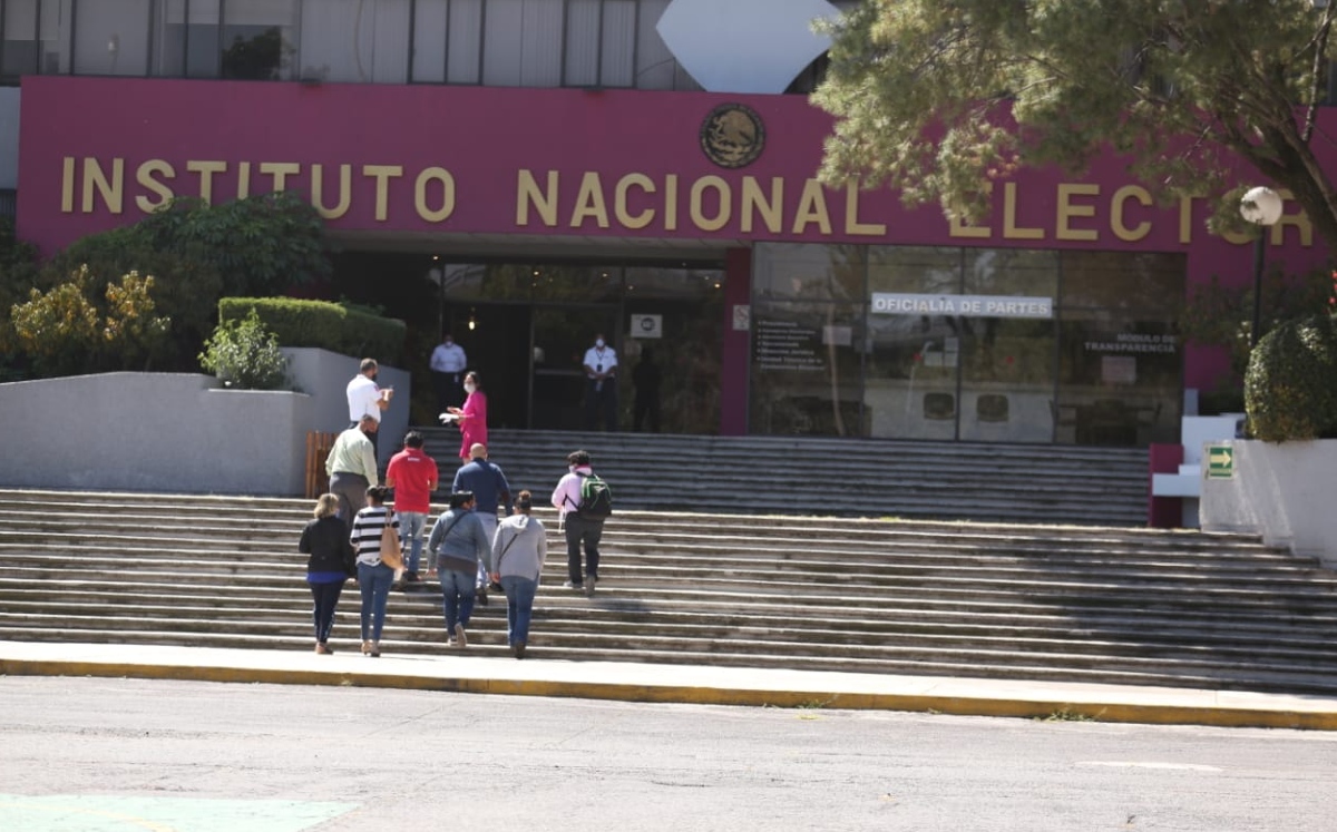 Padres de niños con cáncer llegan al INE.  (Octavio Hoyos)