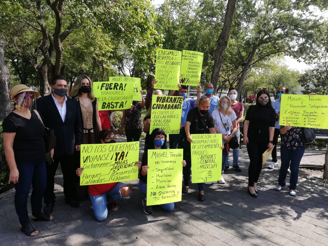 Los regidores del PAN fueron acompañados por vecinos en la protesta. Foto: Eduardo Mendieta.