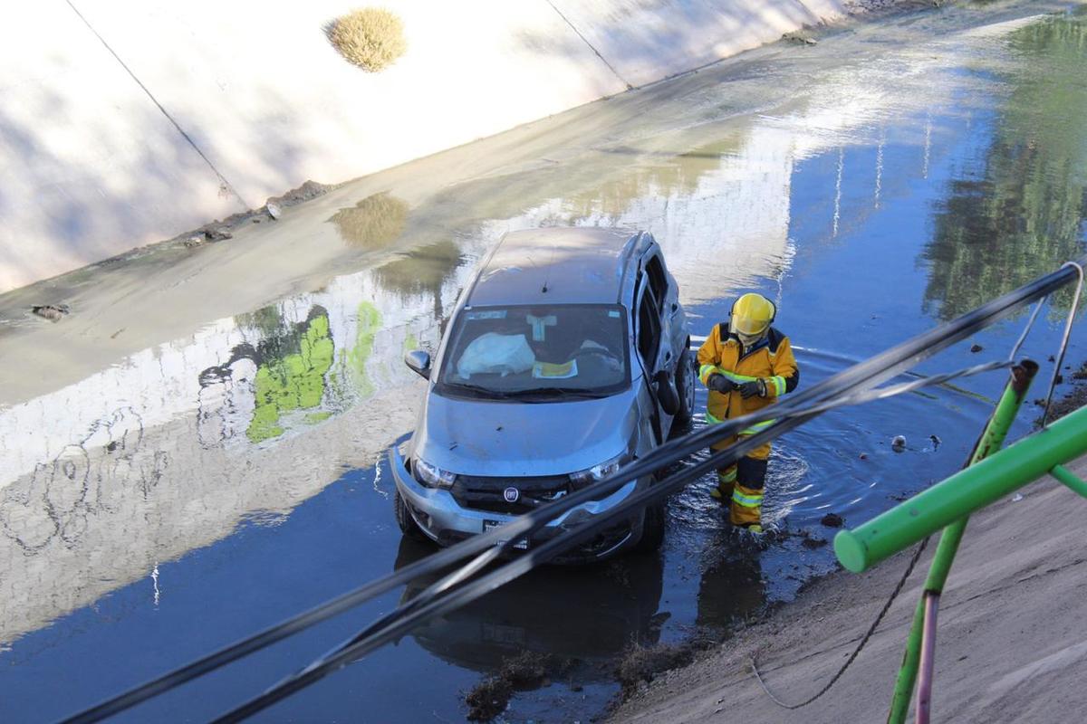 Automóvil afectado en accidente vial. (Cortesía)