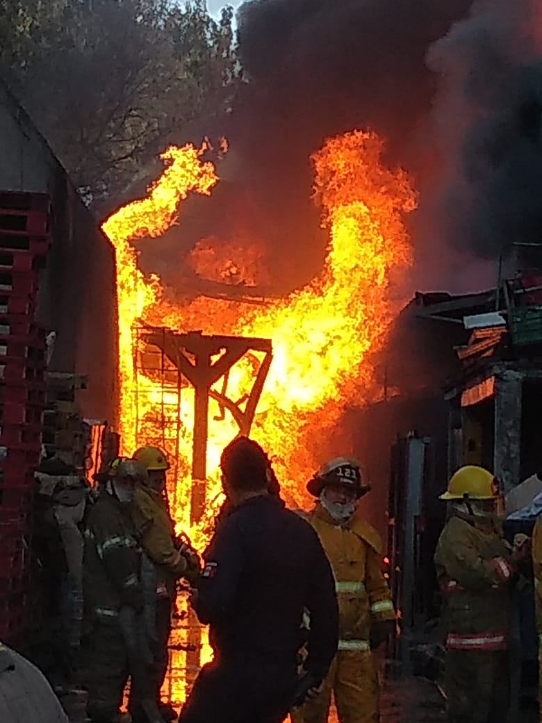 Bomberos laboran para sofocar el fuego. (Especial)