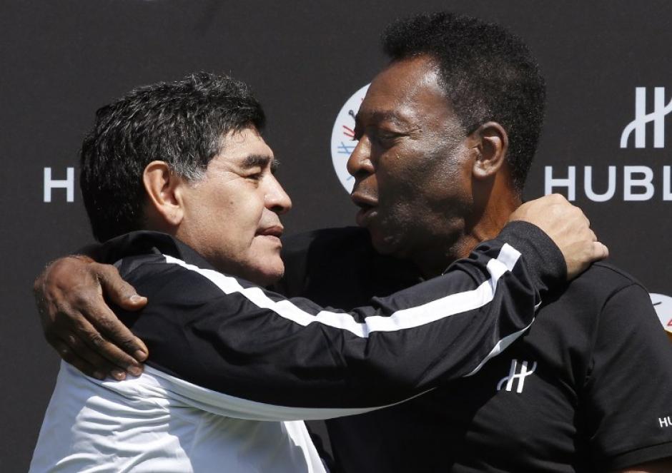 Maradona y Pelé (AFP)
