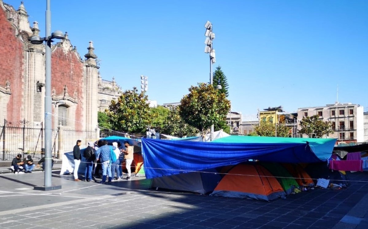Normalistas instalan plantón en Centro Histórico de CdMx