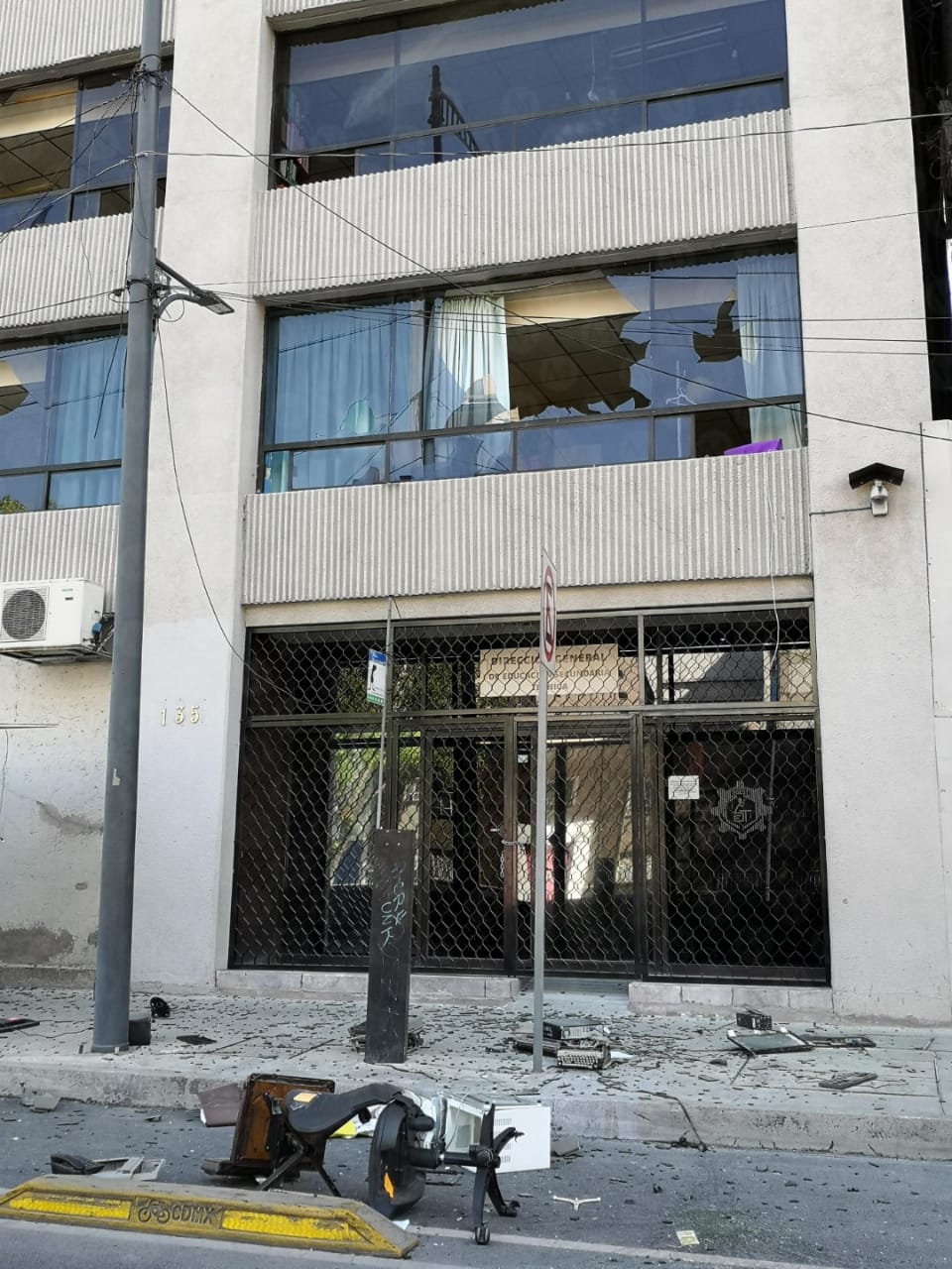 Las oficinas del Colegio de Bachilleres fueron tomadas por encapuchados. (Jorge Becerril)