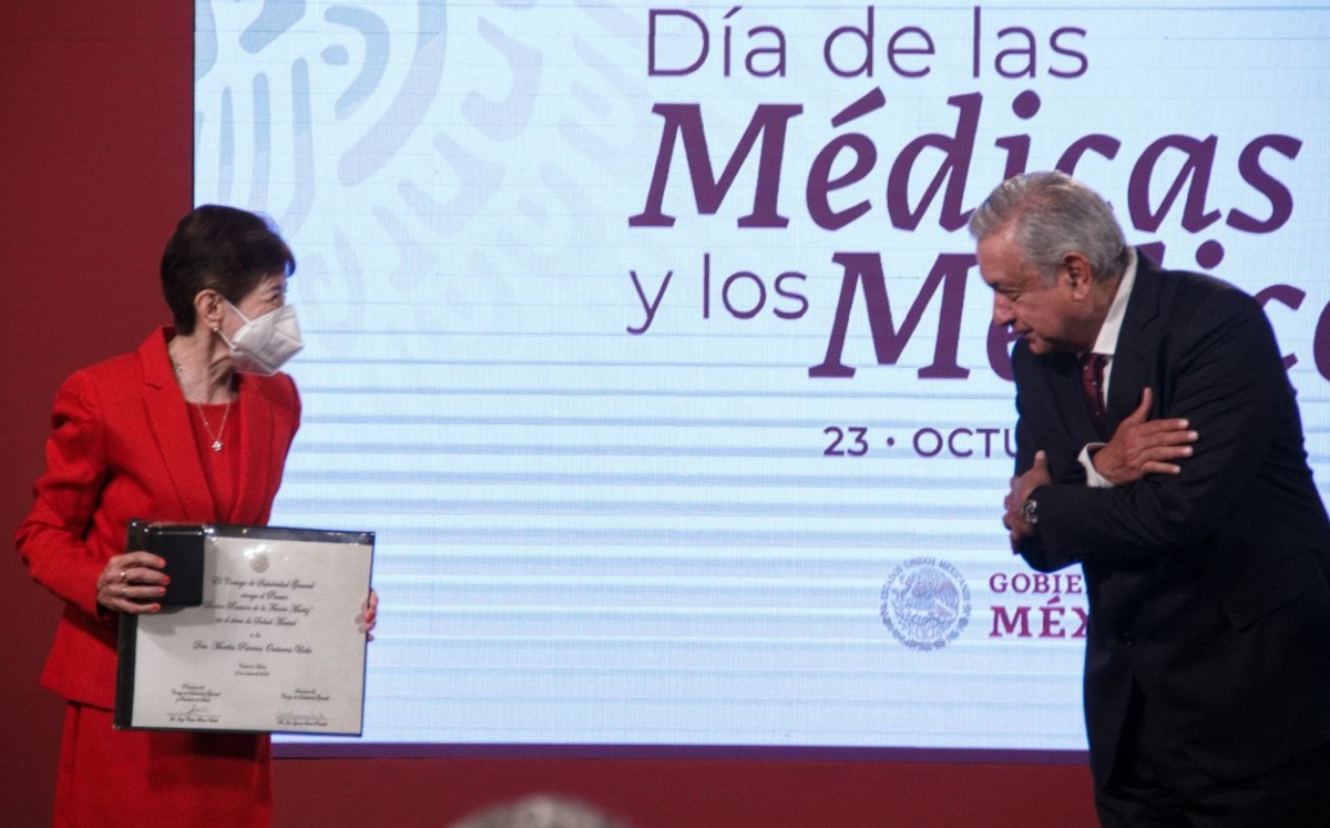 El Presidente hizo entrega de los reconocimientos al Mérito Médico en la conferencia de hoy. (Especial)