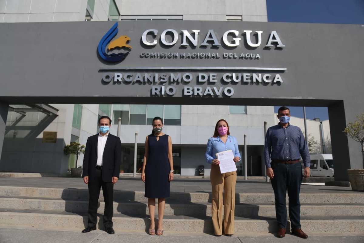 Los representantes del PAN acudieron a entregar un documento a las instalaciones de la Conagua. Foto: Jorge López