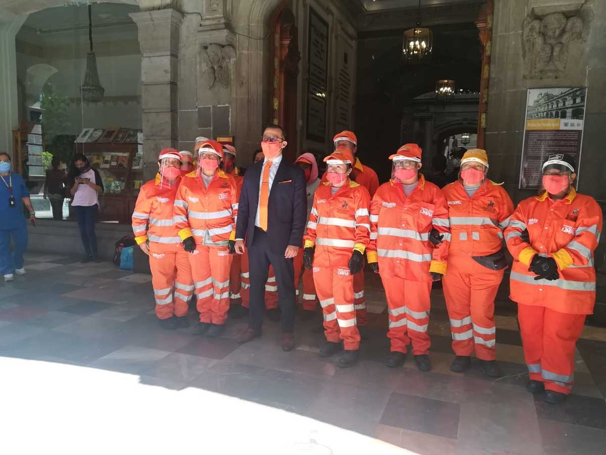 Salvador Martínez Rosales, acompañado de algunos trabajadores. (Angélica Tenahua)