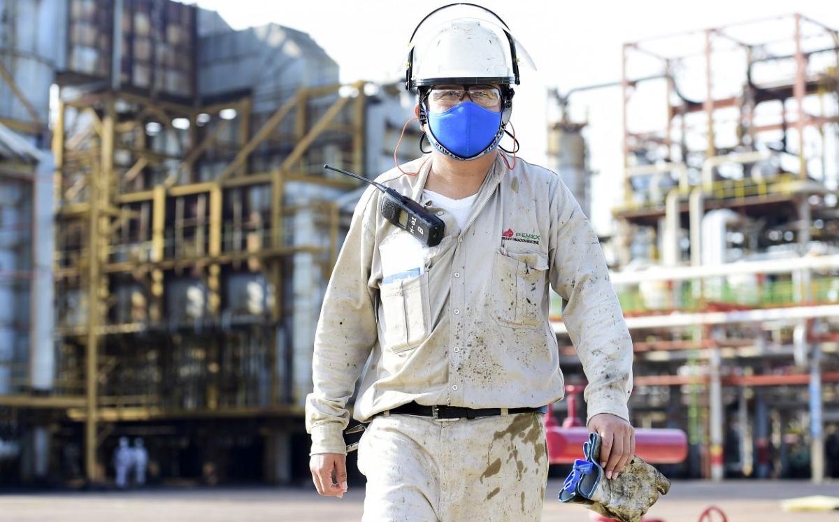 Uno de los trabajadores de la refinería en Cadereyta. El gobierno se ha enfocado en el rescate de Pemex. (Cuartoscuro)