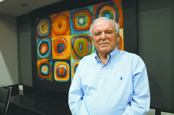 El empresario recuerda que de joven dio clases para obtener recursos económicos. Leonel Rocha