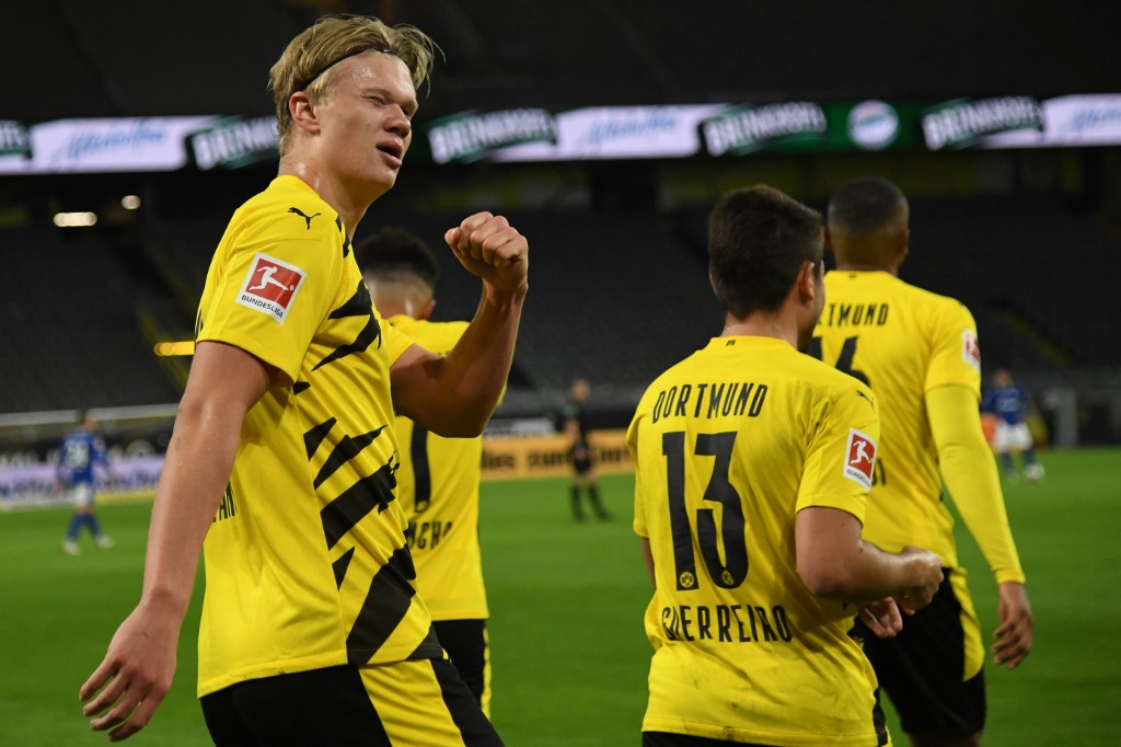 Haaland se lució en la victoria del Dortmund sobre el Schalke (AFP)