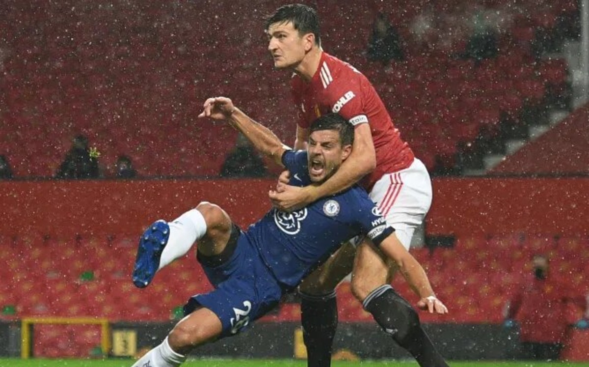 Harry Maguire comete claro penal a César Azpilicueta (AFP)