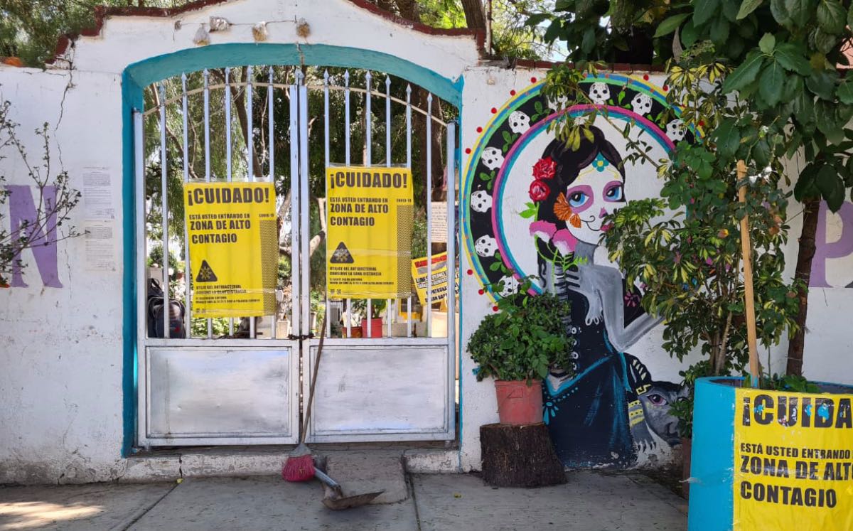 Panteón San Bartolo Atepehuacan en la Gustavo A. Madero cerrado por la emergencia sanitaria. (Kenia Hernández)