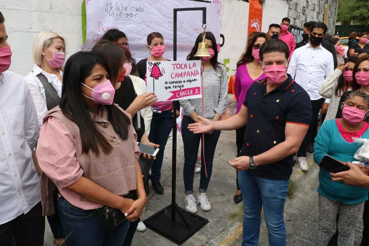 El senador acudió a una activación contra el cáncer de mama realizada por mujeres integrantes de Movimiento Ciudadano. Foto: Leonel Rocha