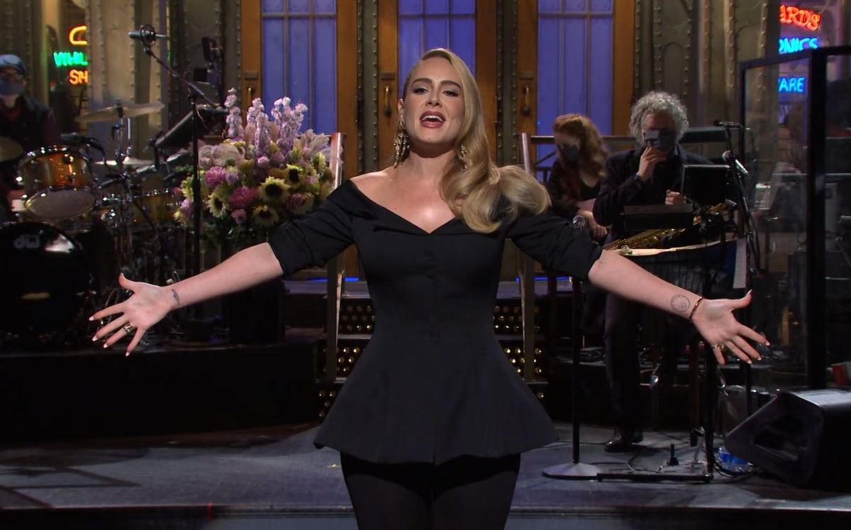 Adele, durante su monólogo en Saturday Night Live (Captura)
