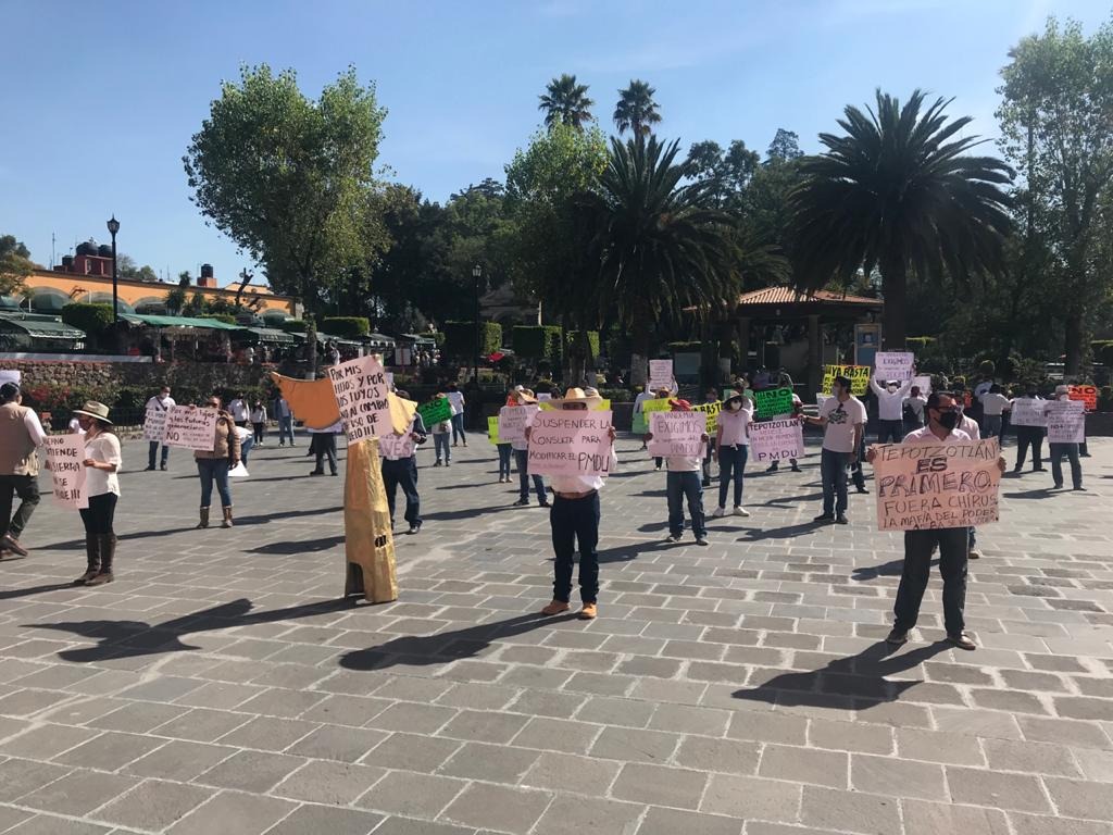 Habitantes de Tepotzotlán se manifestaron en la explanada municipal . (Especial)