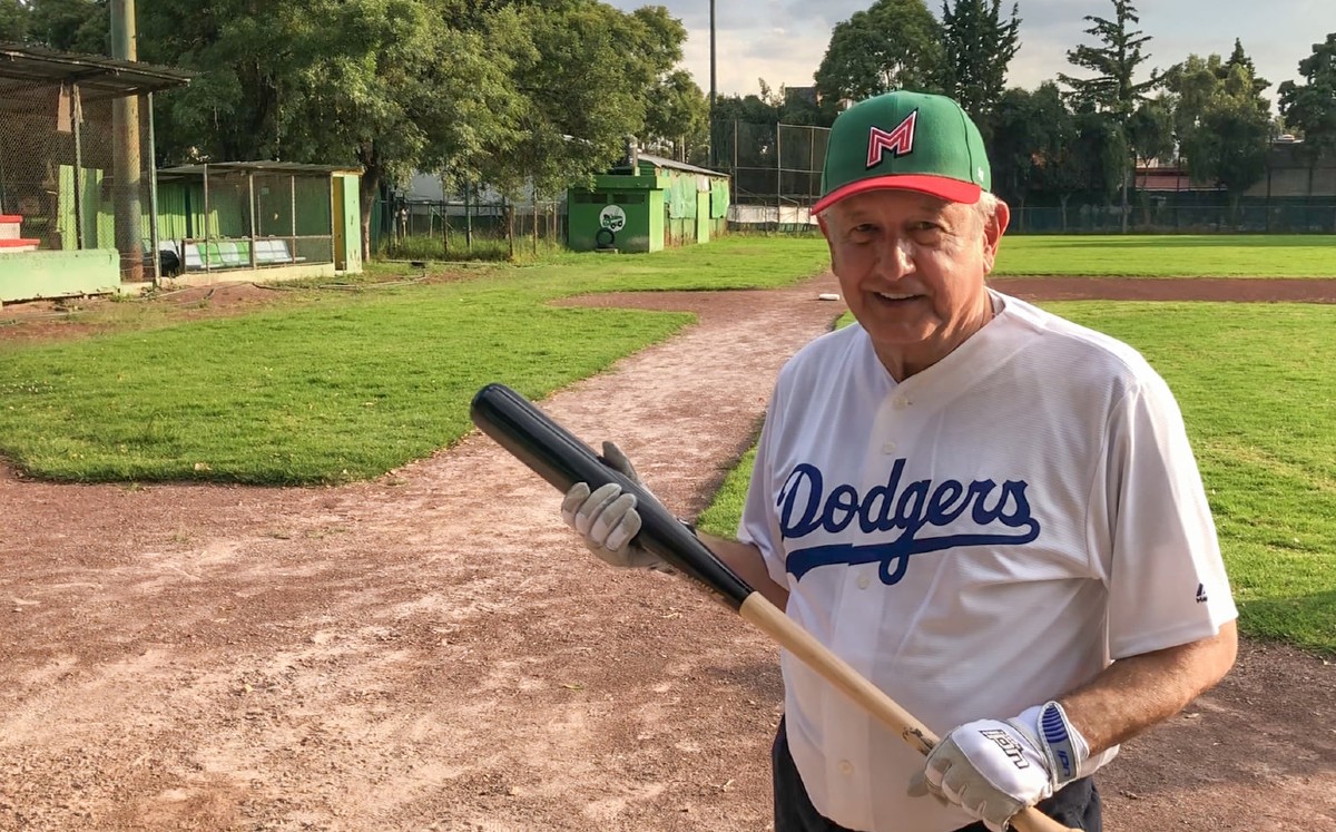 López Obrador practica beisbol de manera recurrente. (Facebook)