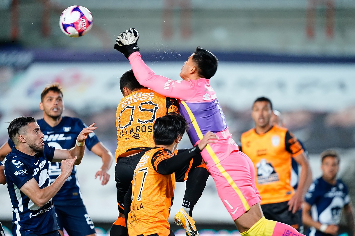 Alfredo Talavera y Roberto de la Rosa protagonizaron un fuerte choque (Imago7)