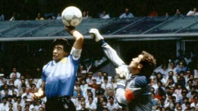 Diego Maradona y 'La Mano de Dios' (Reuters)