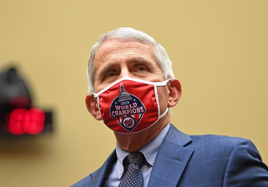 El epidemiólogo Anthony Fauci aclaró que las primeras dosis de la vacuna serían aplicadas a grupos vulnerables en Estados Unidos. (EFE)