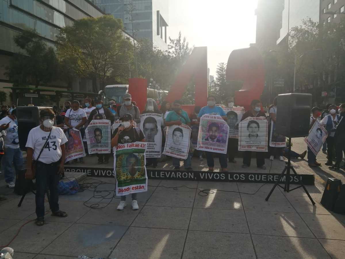 Familiares de normalistas de Ayotzinapa se manifiestan en el antimonumento de CdMx | Especial