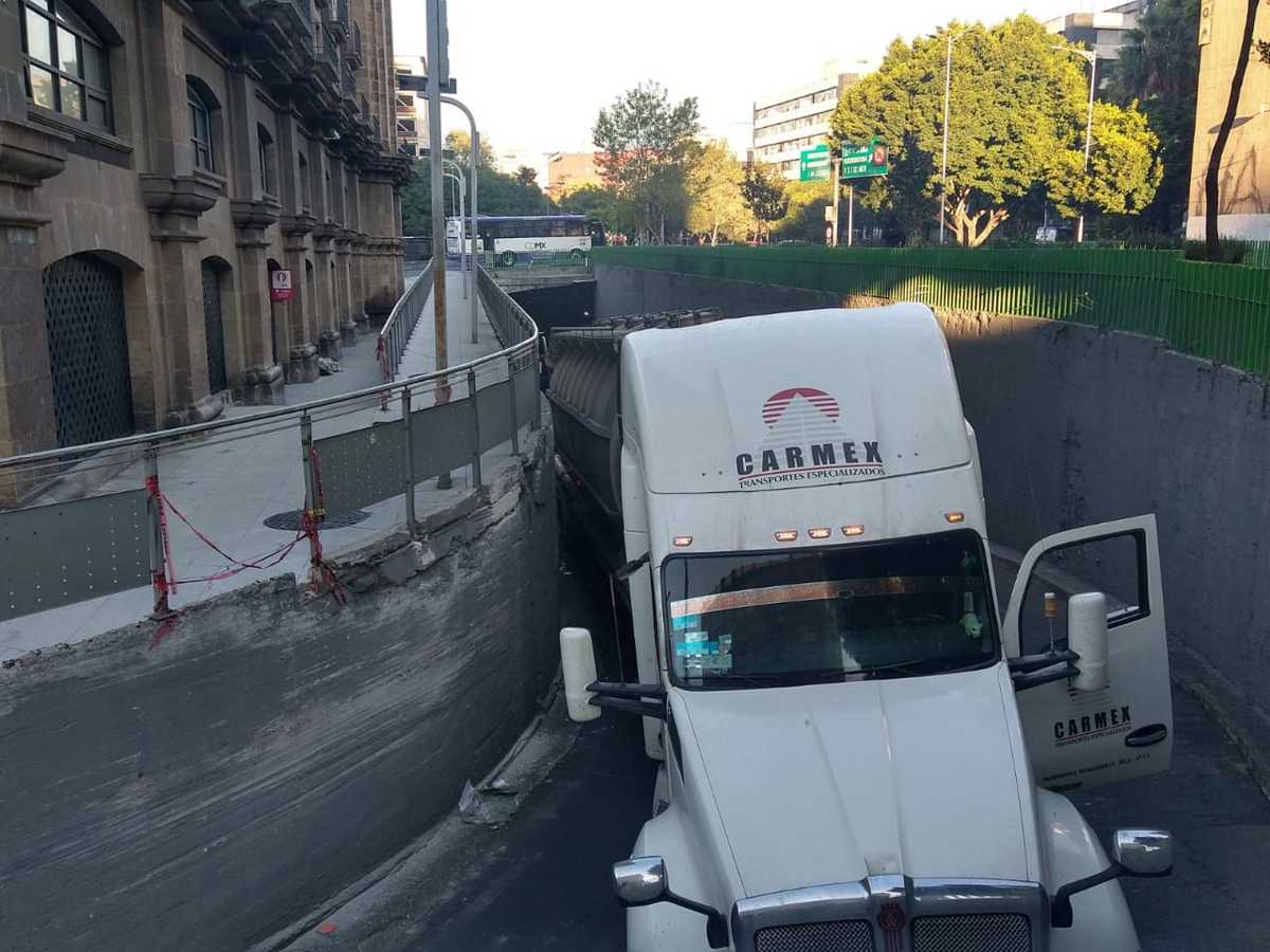 Tráiler atorado en Fray Servando