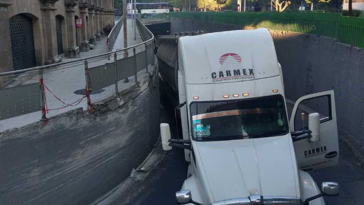 Tráiler queda atorado en avenida Fray Servando