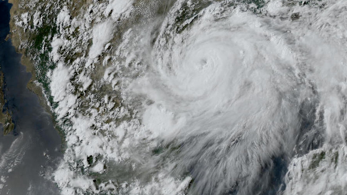 'Zeta' se fortalece a huracán mientras avanza hacia la Península de Yucatán