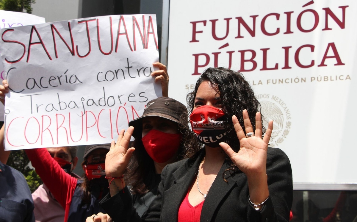 Adriana Urrea, líder del Sindicato Único de Trabajadores de Notimex, a las afueras de la SFP. (Cuartoscuro)