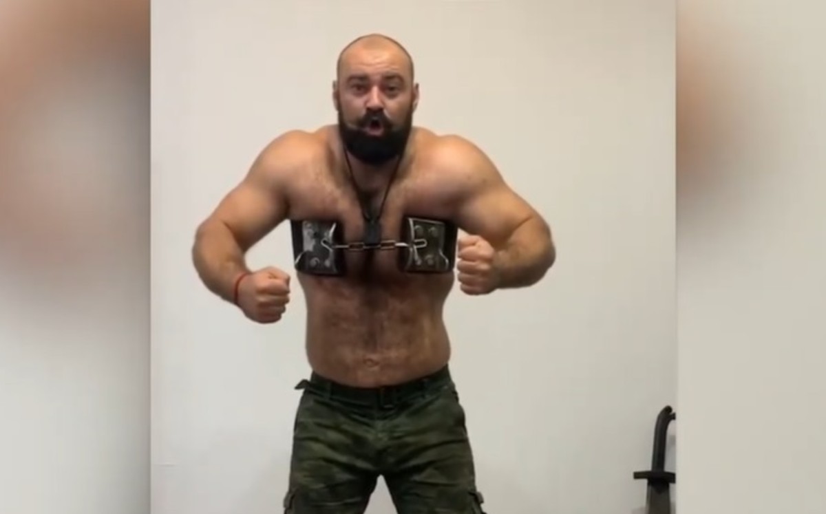 Conoce a Sergey Tsyrulnikov, el hombre que rompe cadenas y bridas con la fuerza de sus músculos. (DPA)
