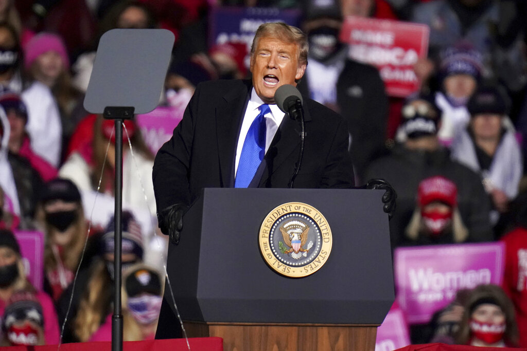 Donald Trump durante un evento de campaña en Nebraska este 27 de octubre. (AP)