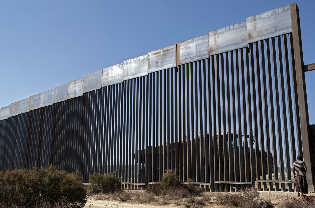 Especialistas ambientales aseguran que el muro fronterizo generará un gran daño ambiental. (AFP)