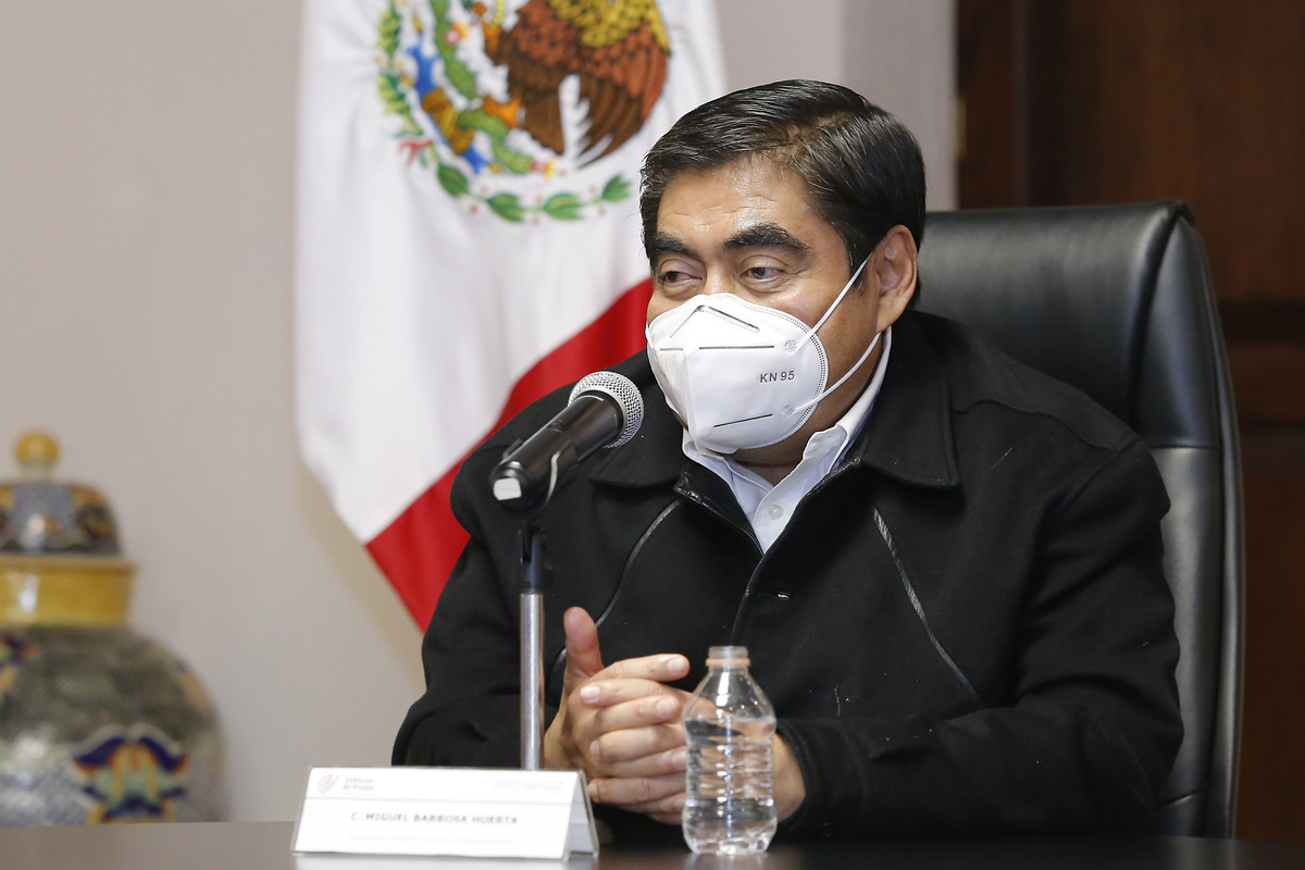Gobernador de Puebla, Miguel Barbosa Huerta, en conferencia de prensa. (Especial)